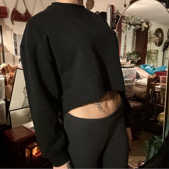 black cropped sweatshirt - Picture 3 of 9